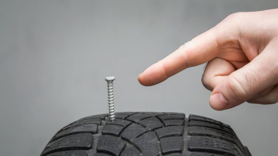 Gwóźdź w oponie samochodowej – czy można jeździć?